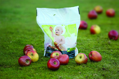 Para esta bolsa de manzanas coextrusionada se utiliz como base del material almidn de maz, lo que hace que sea compostable. Foto: Alesco...