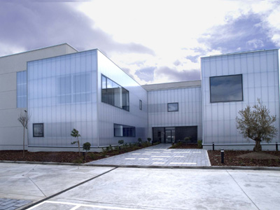 A las novedades en climatizaci�n por geotermia del proyecto se suma tambi�n como elemento innovador la fachada en policarbonato del edificio de...