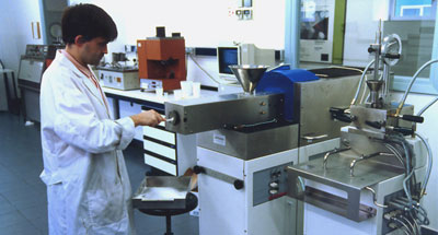 Un t�cnico de Gaiker realiza un procedimiento de I+D en Zamudio