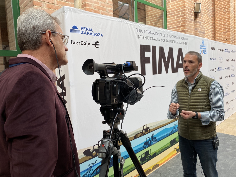 El periodista agroalimentario Germn Gross, entrevistando al agricultor Jos Ramn Acn en FIMA