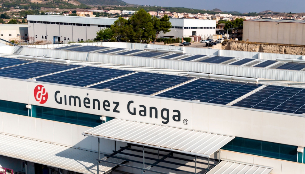 Placas fotovoltaicas instaladas en las cubiertas de la planta de PVC de Gimnez Ganga