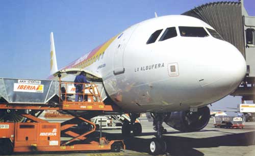 Operacin de carga de contenedores en un Airbus A320 de la compaa Iberia