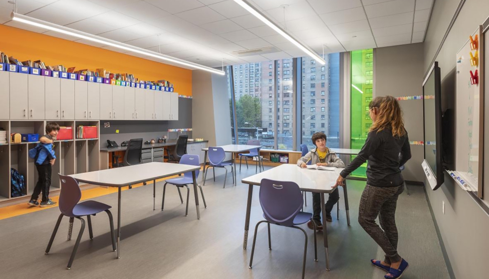 En la Cooke School, el jurado ha valorado la acertada integracin en un proyecto de escuela del vidrio laminado en color...