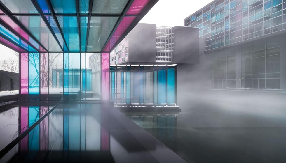 La neblina de vapor de agua ascendente produce un camuflaje natural de privacidad en el Mist Hot Spring Hotel