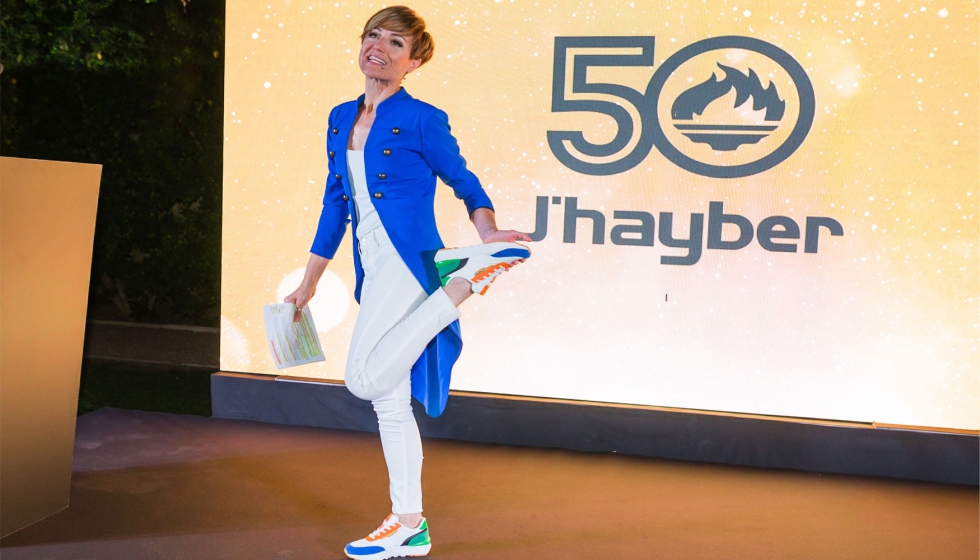 Sara Escudero present el acto del 50 aniversario J'hayber con unas de sus zapatillas