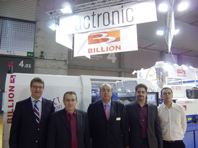 Jonathan Artigas, segundo por la derecha, junto a su padre, el fallecido Ricard Artigas, y otros trabajadores de Actronic...