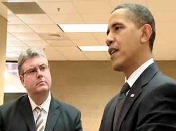 El presidente de EE UU Barack Obama, junto al director general de Knauf Insulation, Mark Andrews