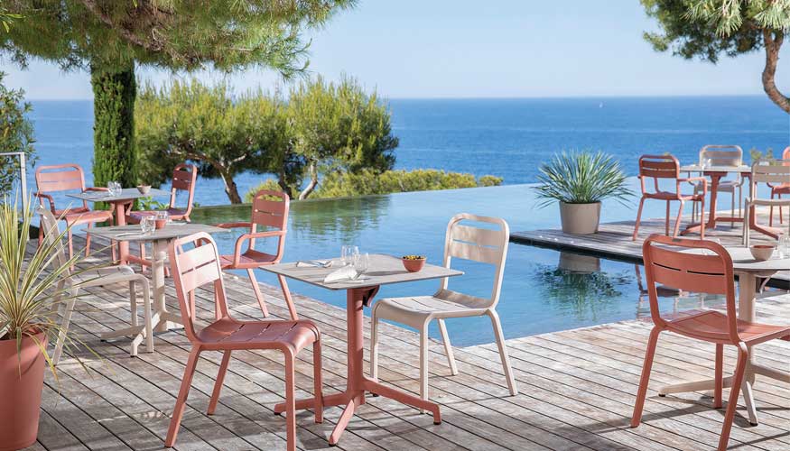 La coleccin Cannes de Grosfillex es un mobiliario funcional y 100% reciclable