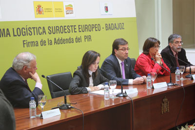 La firma del documento ha ido a cargo de la ministra de Vivienda, Beatriz Corredor, el presidente de la Junta de Extremadura...