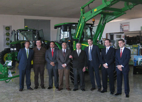 Entrega del tractor sorteado en Fima 2010 por John Deere