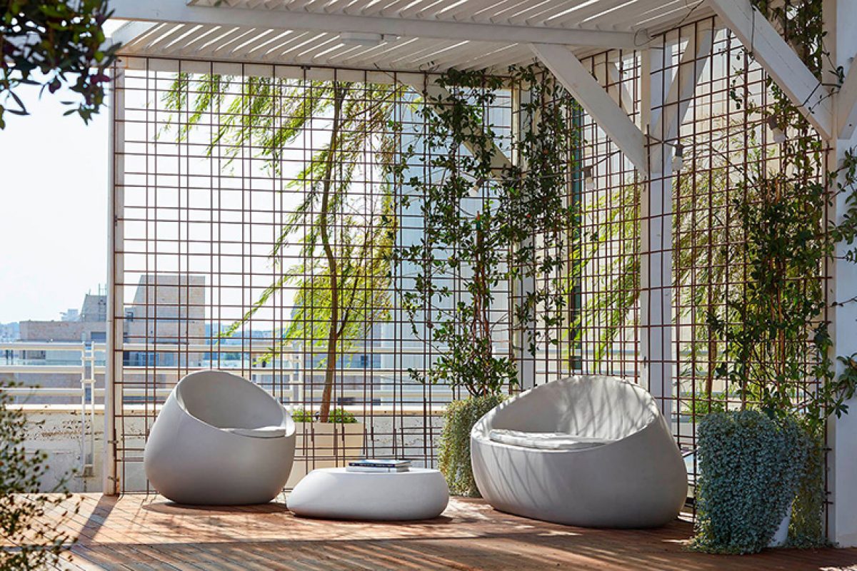 The awesome rooftop of this coworking space in Israel furnished by Vondom