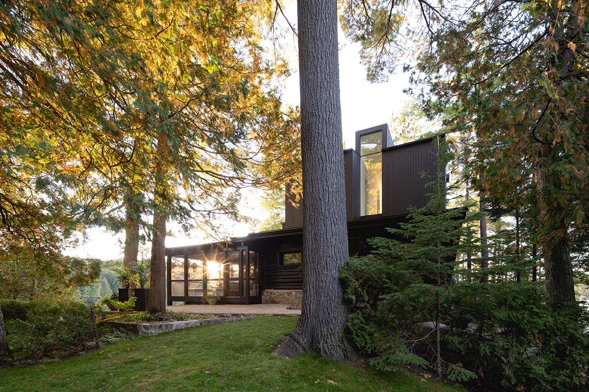 Contrast and continuity in this cottage designed by Paul Bernier Architecte