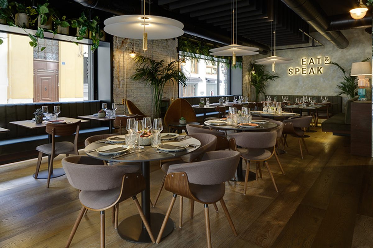 Cliz Vzquez studio chooses the Flamingo lamp by Vibia to lights up the Eat & Speak restaurant in Alicante