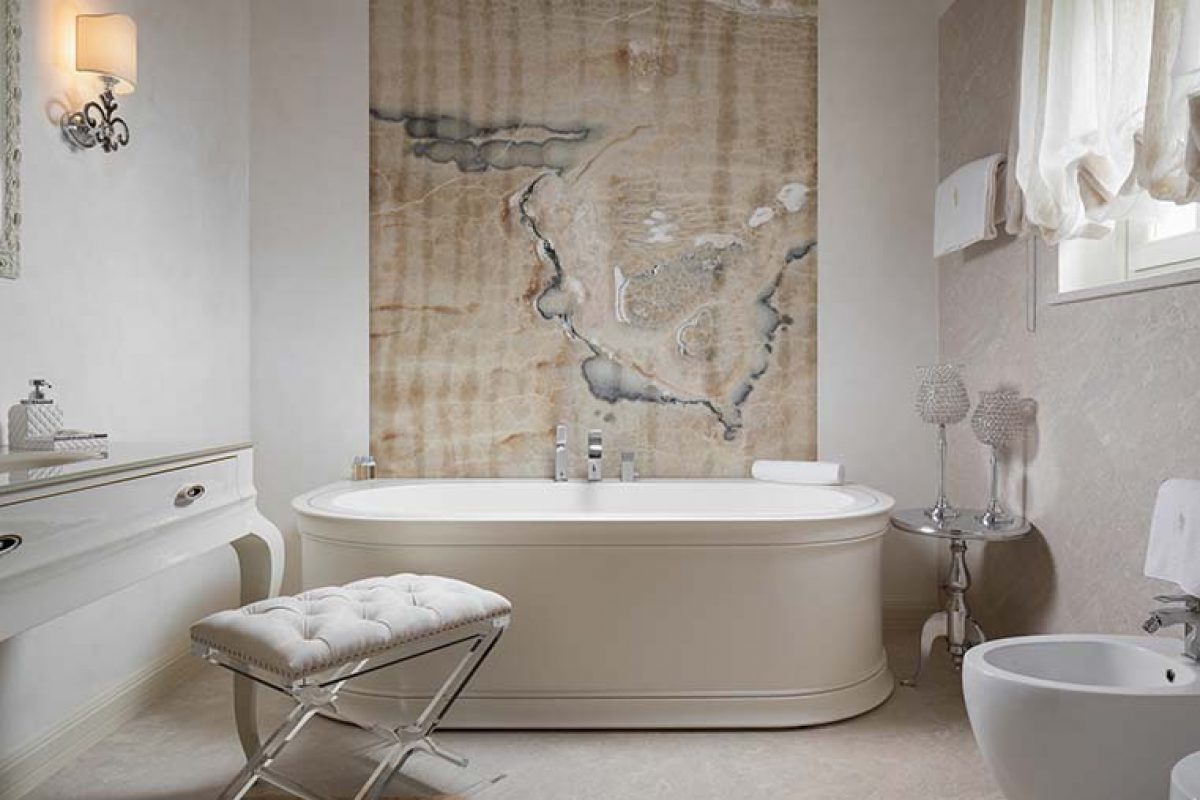 Bathroom solutions that are full of character. Refined marble tiling, washbasins, bathtubs and showers