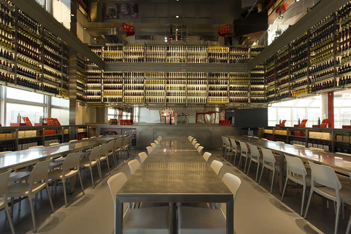 The new Tasting Room of Estrella Damm. A project by Olga Subirs Studio with a strong industrial character