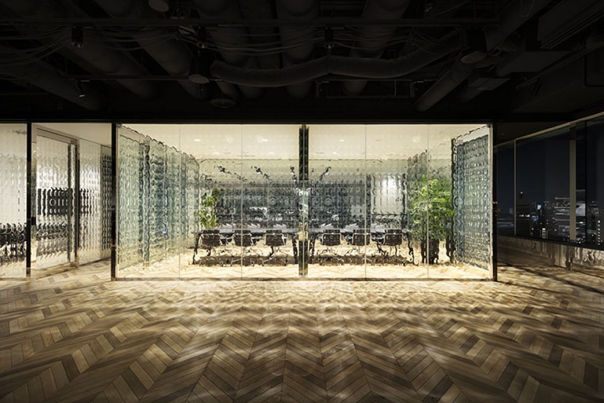 nendo carried out the interior design project for Roppongi office with original glass of 0 and 1