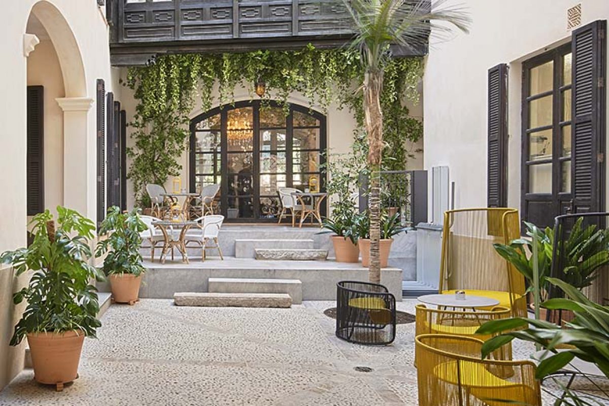A small oasis in the heart of Palma de Mallorca inspired by the Kintsugi principles...