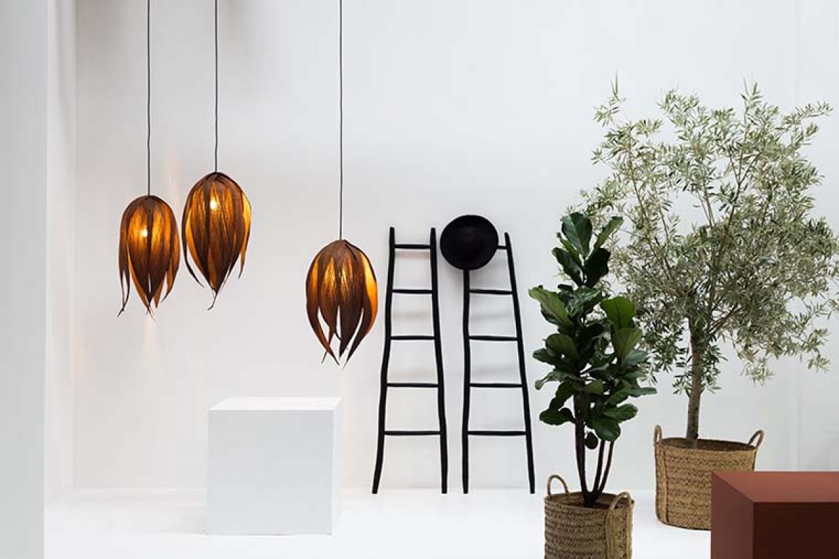 Couro by Ceci Ferrero for Let's Pause. Turn a palm leaf into a sculpture of light