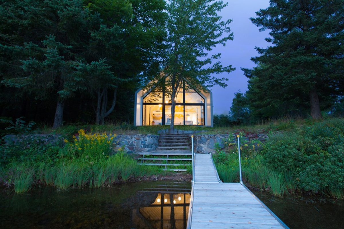 A Window on the Lake, the project by YH2 architecture studio in Saint-lie-de-Caxton, Canada