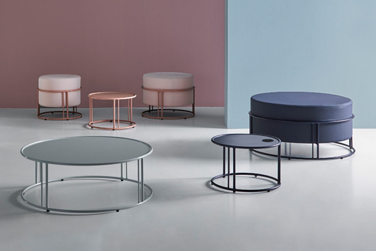 Up, the collection of poufs and circular side tables by Mobboli. A simple and functional concept