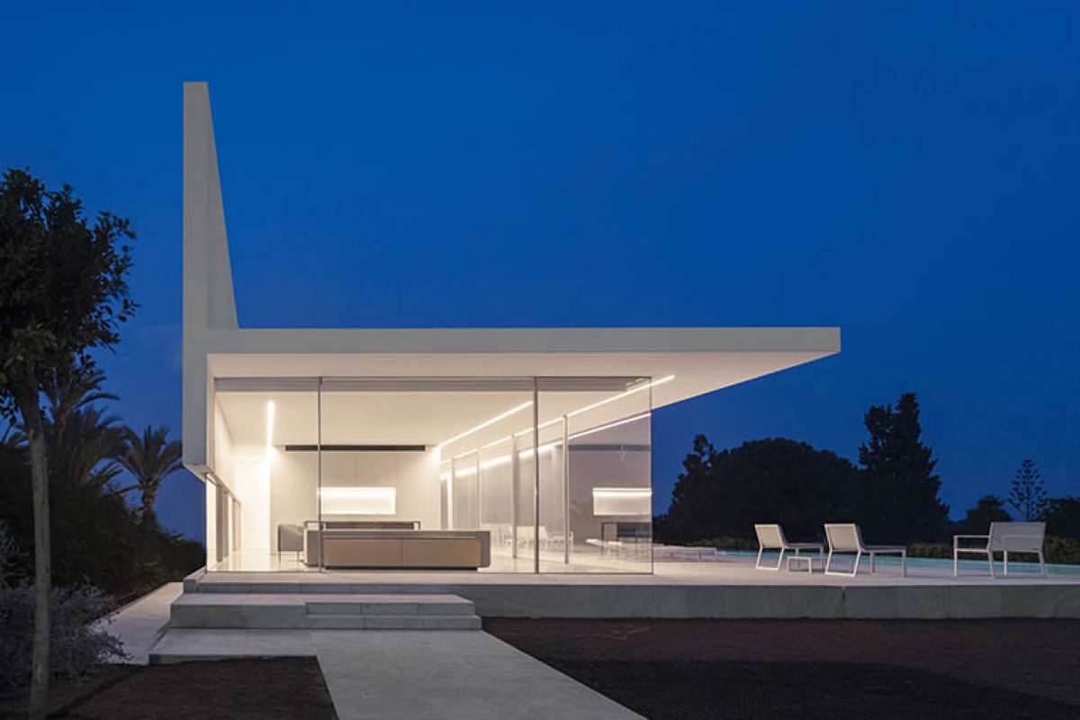 Hofmann House by Fran Silvestre Arquitectos, white on the outside, white on the inside and glass in the middle
