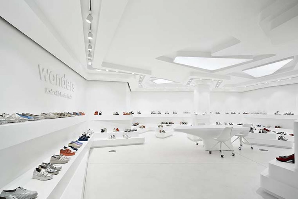Ode to footwear in a showroom with organic aesthetics by Toms Amat Estudio de Arquitectura