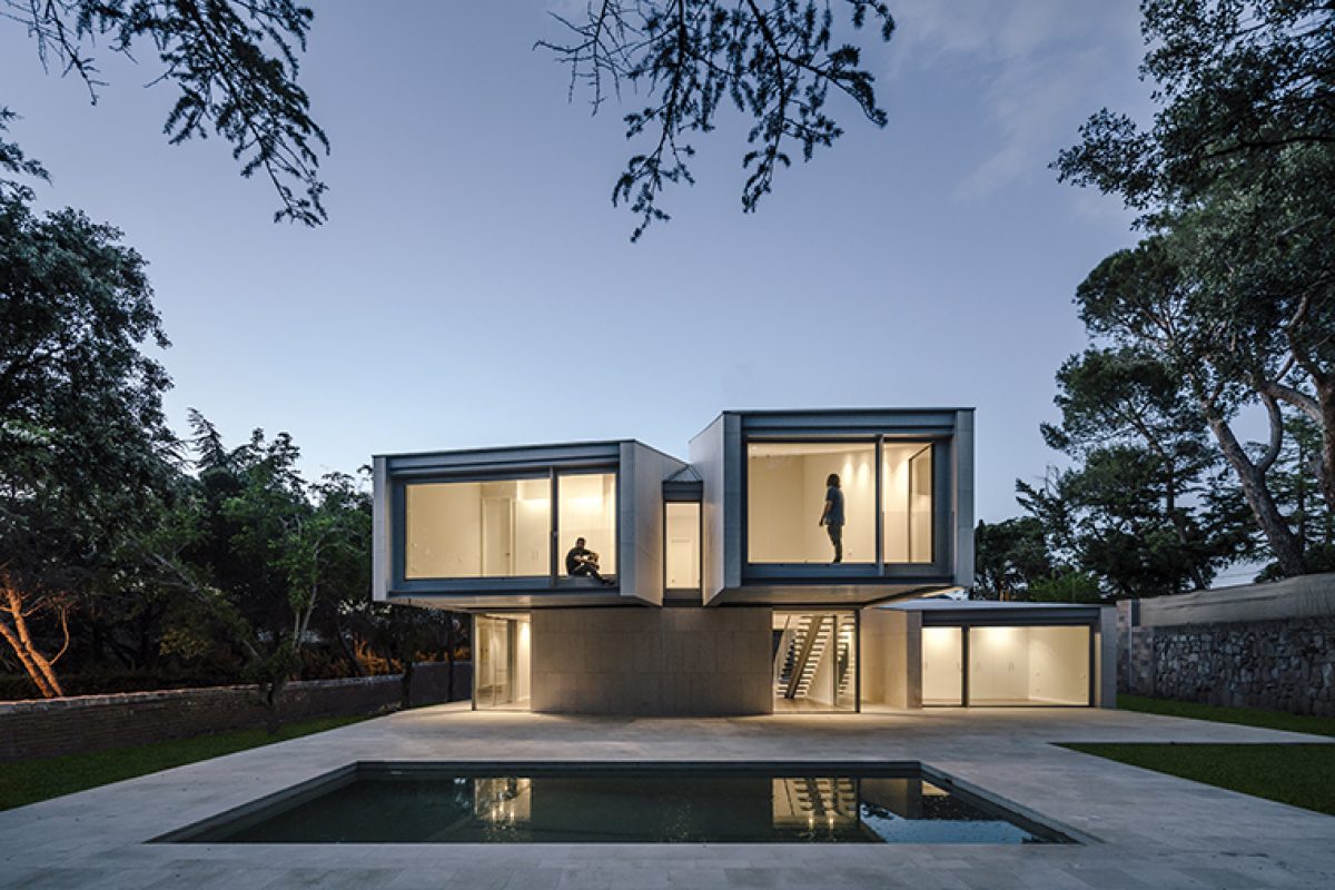 M4 by Zooco Estudio: The house that looks towards the forest