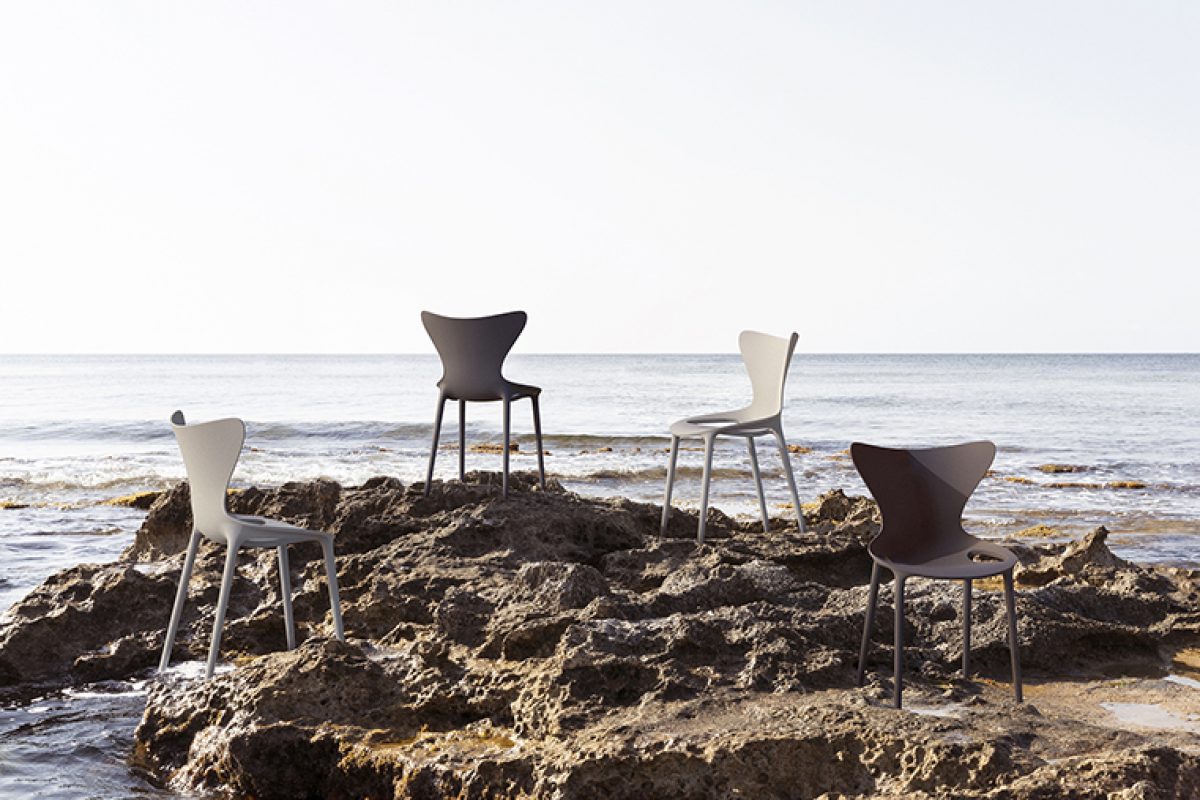 Recycled plastic from the Balearic Islands, the sustainable alternative of Love chairs...
