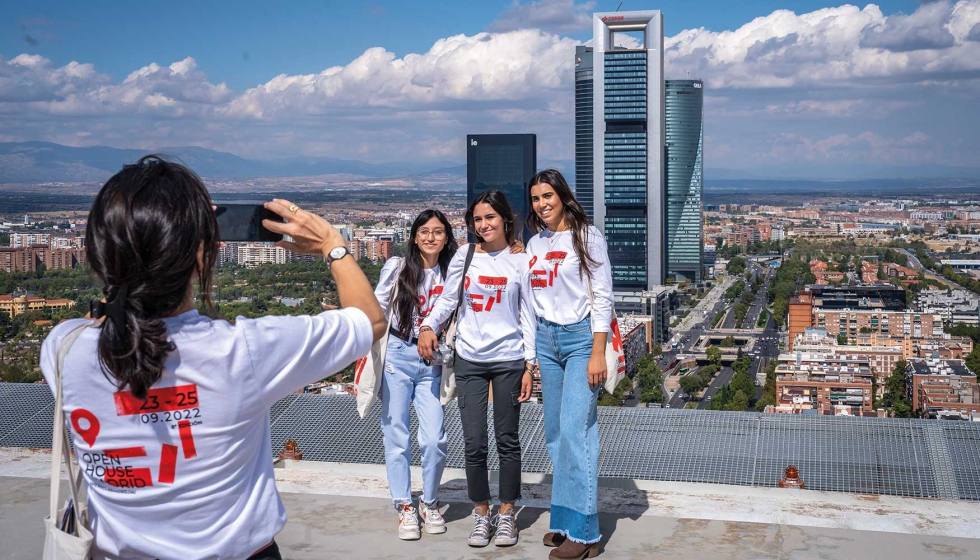 Por primera vez, unos pocos afortunados han podido entrar en la Torre Realia – The Icon y fotografiarse en su azotea donde se encuentra el helipuerto... Por primera vez, unos pocos afortunados han podido entrar en la Torre Realia – The Icon y fotografiarse en su azotea donde se encuentra el helipuerto...