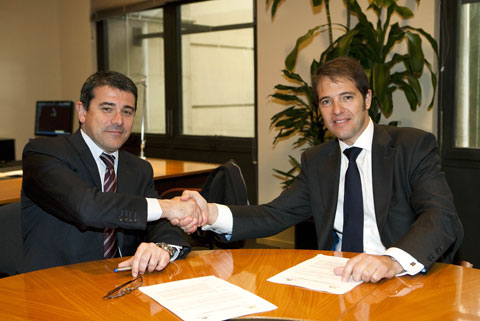 Firma del convenio entre el director general de Fira Barcelona, Agustn Cordn (a la izq...