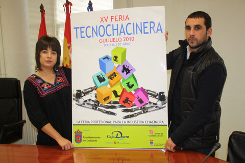 El concejal de Turismo de Guijuelo, Pedro Rodrguez, y la directora del certamen, Mara Jos Hontiveros, durante la presentacin del cartel...