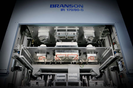 Branson tambin cuenta con equipos de soldadura por infrarrojos. En la imagen, el modelo IR 170/80-S