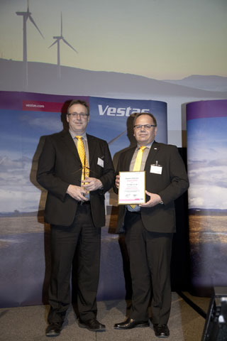 El director general Allan Paulsen (izq.) y el director de ventas, Finn Pedersen, en la entrega del premio