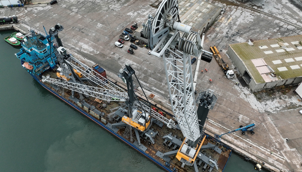 Llegada al puerto de Castelln: las tres gras mviles portuarias de Liebherr se preparan para ser descargadas en Espaa...