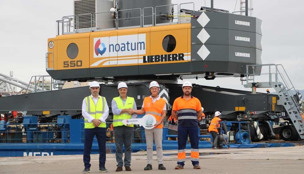 Las dos gras mviles portuarias LHM 420 y la LHM 550 de Liebherr completan la flota de maquinaria de Noatum en sus tres terminales en Espaa...