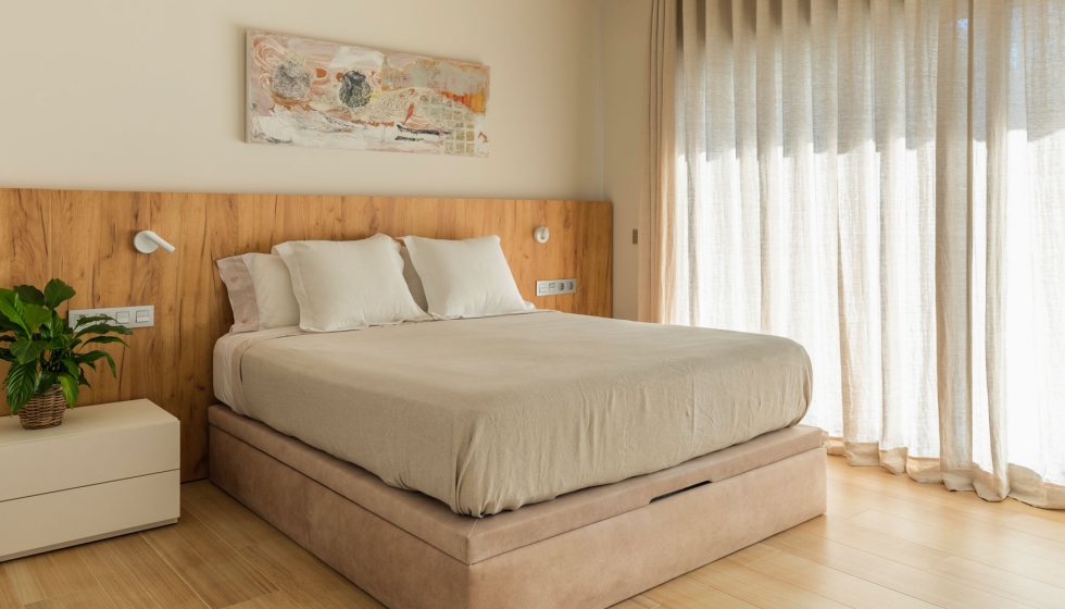 Imagen de uno de los dormitorios con ba�o privado y vestidor. Una estancia ba�ada por la luz natural que entra a trav�s de sus grandes ventanales...