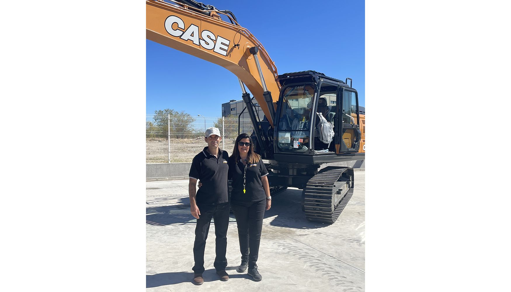 Elisa Valero, responsable de Marketing de Case Construction Equipment en Espaa, y Julio Gmez...