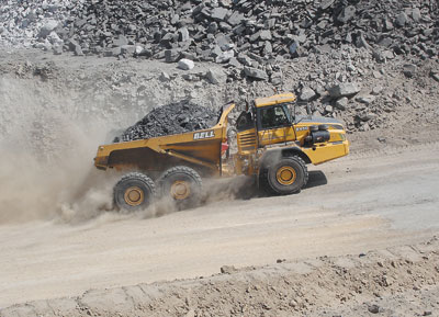 La emisin de polvo en las canteras puede afectar negativamente a la calidad del paisaje. Foto: Bell Equipment Spain, S.A...