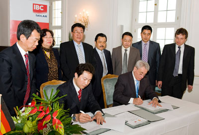 Momento de la firma del acuerdo entre IBC SOLAR y la delegacin china