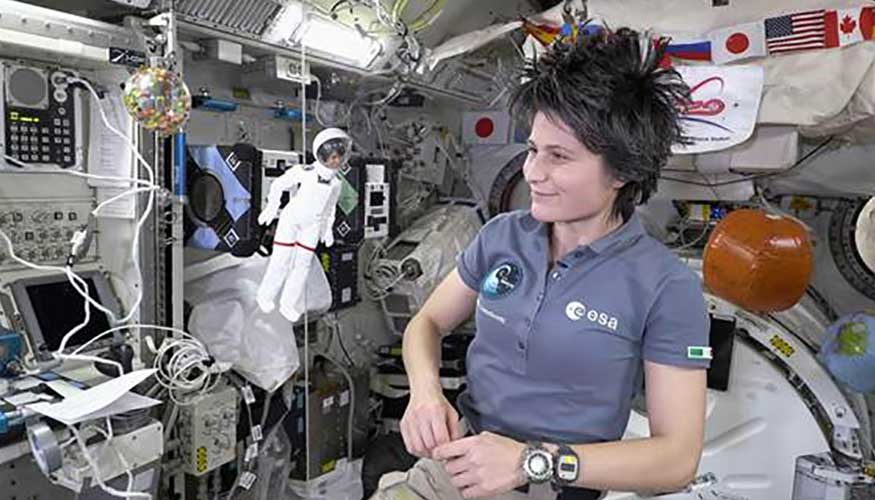 Samantha Cristoforetti en el espacio, junto a su muñeca Barbie Samantha Cristoforetti en el espacio, junto a su muñeca Barbie