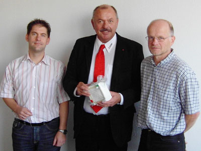 De izquierda a derecha: Stefan Knoblauch, Adiro, Wolfram Zielke de Mitsubishi Electric y Gunter Baron, con un oxigenador Quadrox...