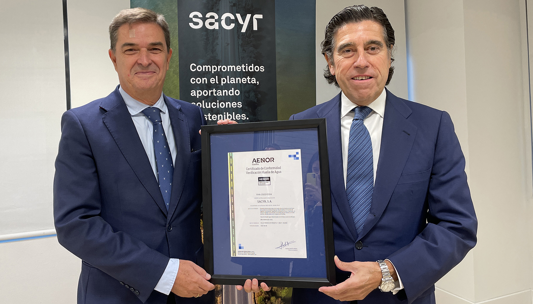 Gonzalo Pidrola (izquierda), director de Aenor para la Regin Centro y EMEA, entrega el certificado a Manuel Manrique, presidente de Sacyr...