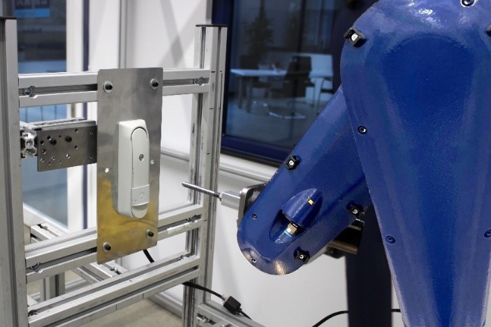 Teste de resistncia assistido por rob (abrir/fechar) de uma maneta rotativa eletrnica no laboratrio de testes credenciado...