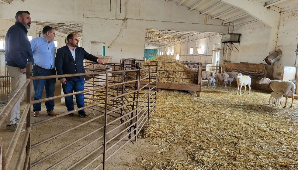 De izquierda a derecha, Antonio Prez, diputado de Agricultura y Ganadera; Fernando Guilln...