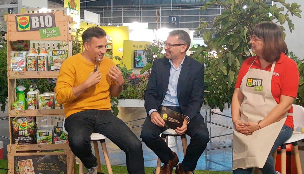 Ignasi Puertas, director comercial de Compo (centro), junto a Ester Casanovas (Picaronablog) e Iv�n Delgado, gerente del Garden Viveverde...
