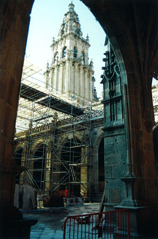 The Vice President has also participated in the works of cleaning of the facade of the temple