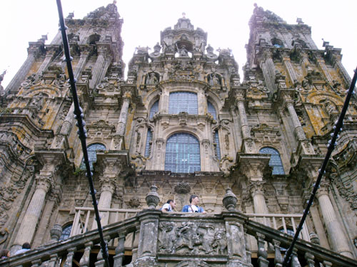 En esta fotografa de la fachada principal de la Catedral de Santiago de Compostela puede apreciarse la presencia de musgo y vegetacin...