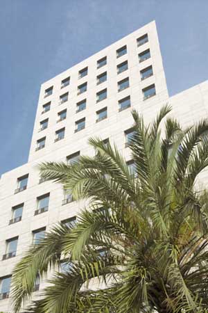 El cerramiento de los muros del per�metro del complejo es de travertino romano y el granito africano