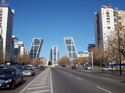 Paseo de la Castellana de Madrid. Al fondo, la Puerta de Europa (edificios inclinados) y Cuatro Torres Business Area (CTBA). Foto: Luis Garca...