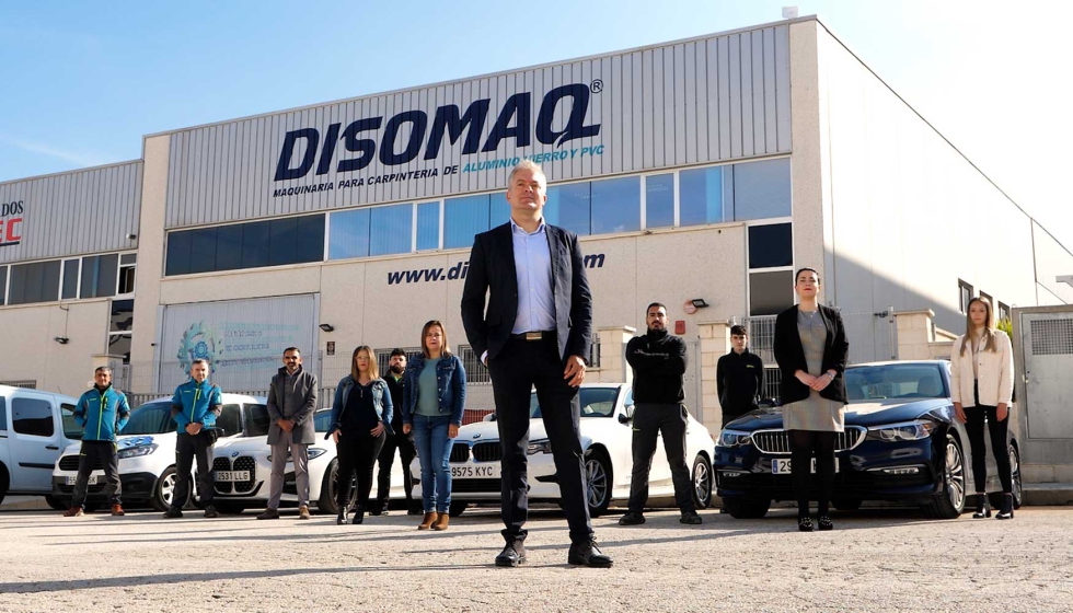 El equipo de Disomaq Maquinaria posa ante las instalaciones de la firma. Al frente, Juan Manuel Daz Soriano, CEO de la firma...
